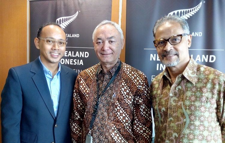 Duta Besar Selandia Baru untuk Indonesia Trevor Matheson (tengah) didampingi Ketua Dewan Persahabatan Indonesia-Selandia Baru Indradi Soemardjan (kiri) dan mantan Duta Besar RI untuk Selandia Baru Amris Hassan (kanan) di Kedutaan Selandia Baru, Jakarta, Senin (5/11/2018). 