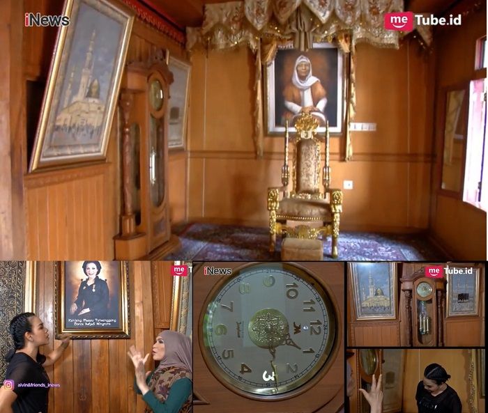 Hiasan dinding di rumah Gadang Dorce Gamalama