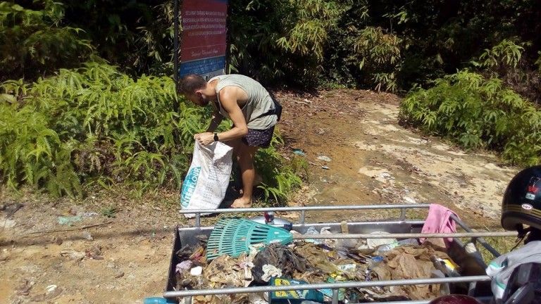 Bule membersihkan sampah di Malaysia.
