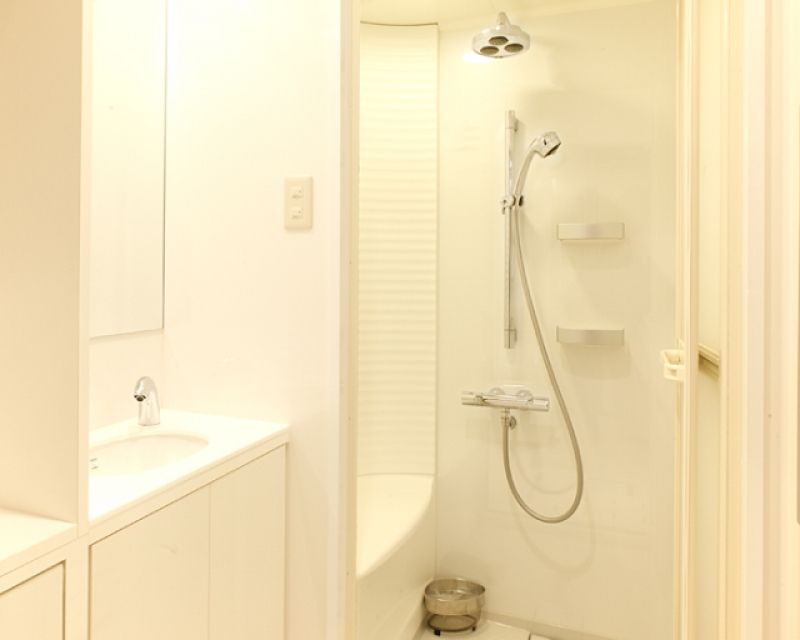 Kamar mandi yang ada di Manboo, warnet mewah di Jepang