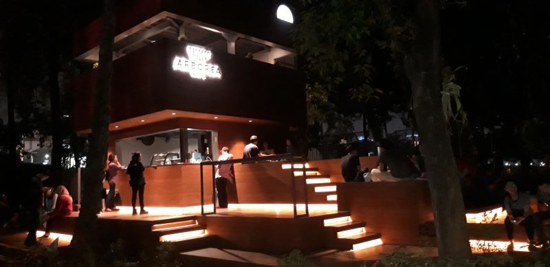 Pencahayaan Arborea Cafe di malam hari