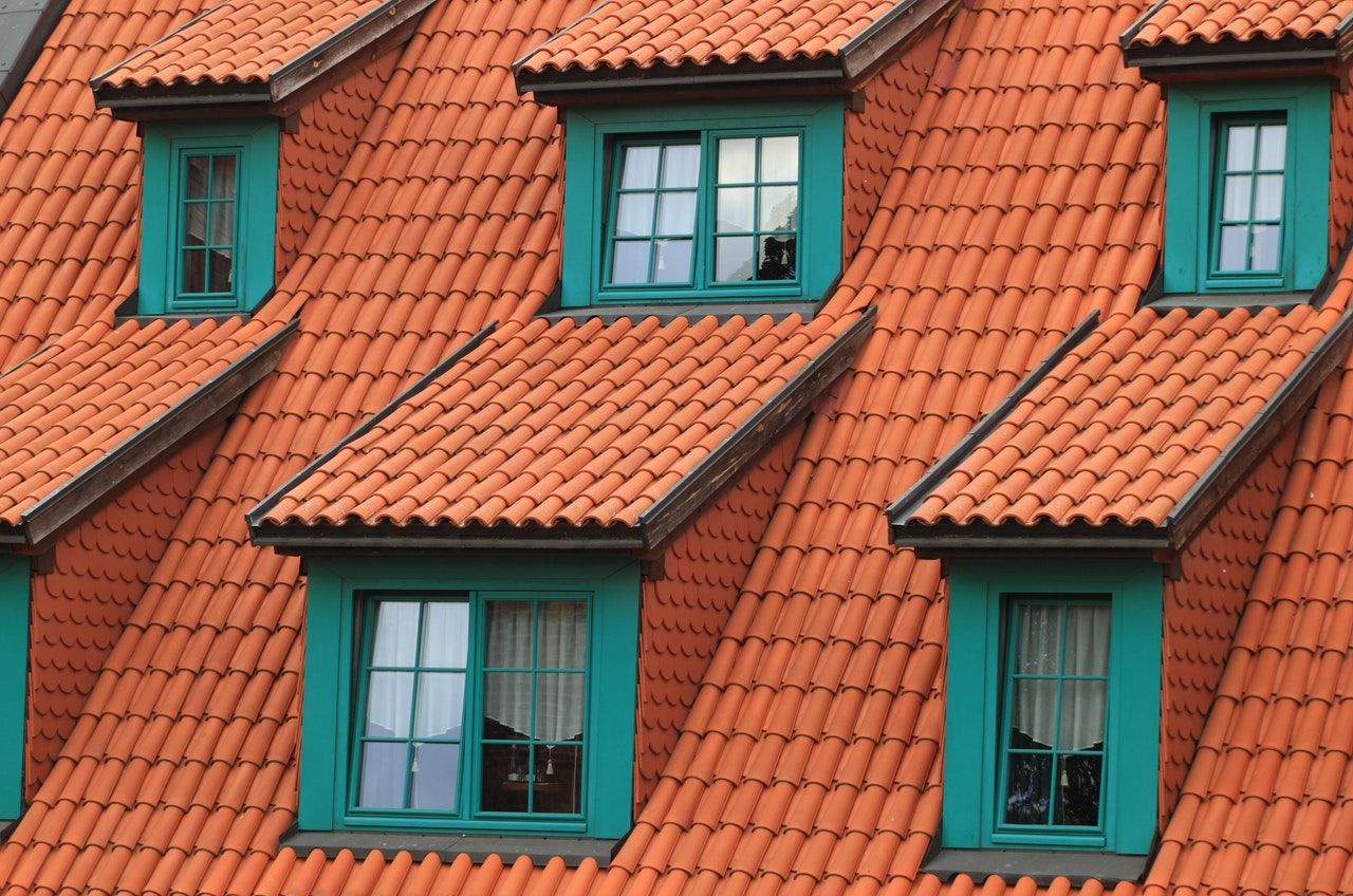 Kemiringan atap perlu diperhatikan untuk menghindari masalah genting yang bikin bocor