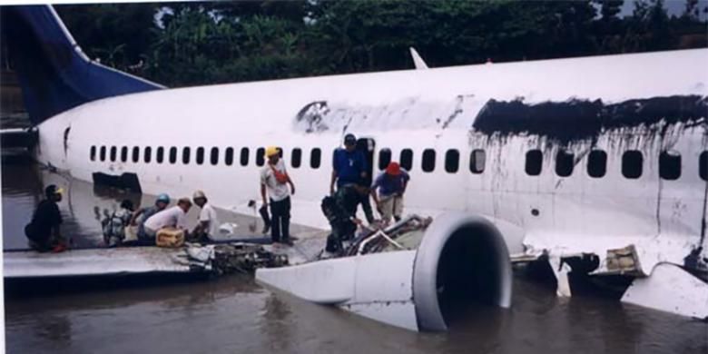 Pesawat Garuda Indonesia di sungai Bengawan Solo, 2002