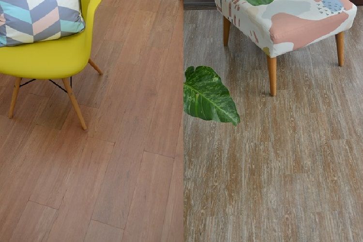 Contoh motif kayu pada lantai yang membuat ruang keluarga tampak hangat dan nyaman digunakan.