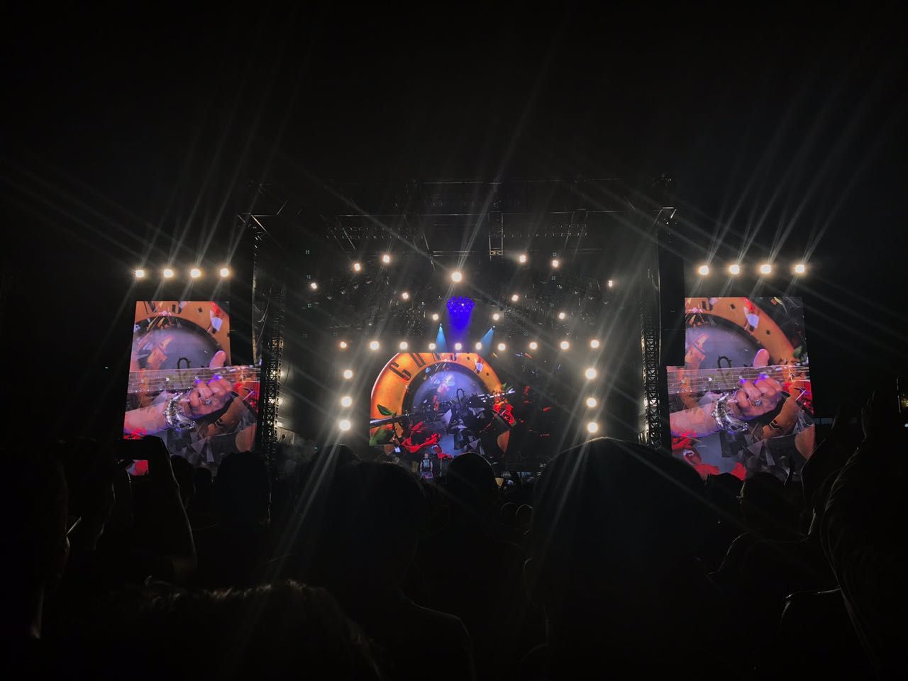 Keseruan konser Guns N' Roses Jakarta pada Kamis (8/11) di Stadion Utama Gelora Bung Karno (SUGBK) Senayan, Jakarta