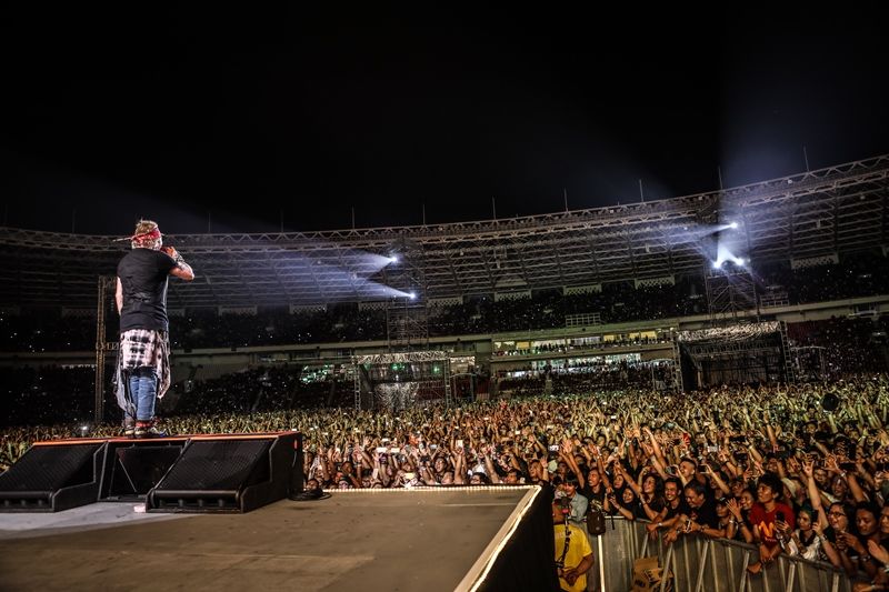 Para penonton yang telah mengantri sejak pukul 15.00 dan masuk dalam arena stadion pukul 17.00 tengah menikmati penampilan Guns N Roses yang memberikan penampilan terbaik mereka malam ini di Jakarta. Ini adalah rangkaian konser pembuka tur Asia mereka setelah sebelumnya mereka tampil di Meksiko beberapa hari lalu.