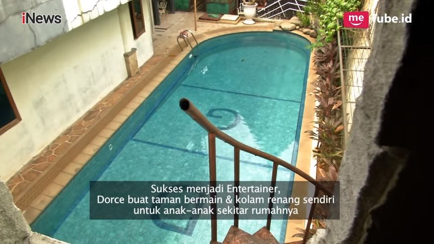 Kolam renang pribadi Dorce Gamalama