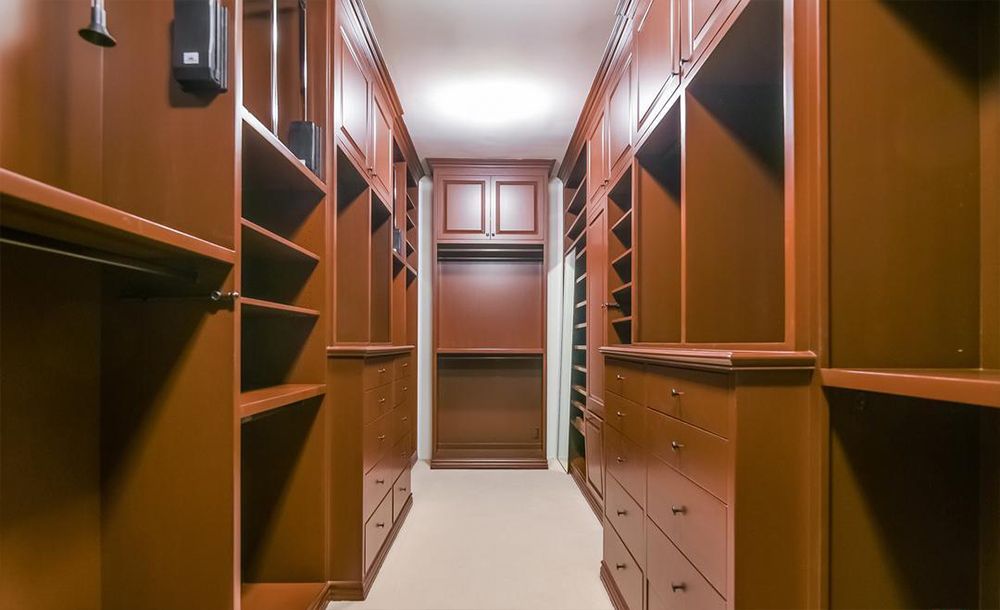 Walk in closet di rumah Avril Lavigne