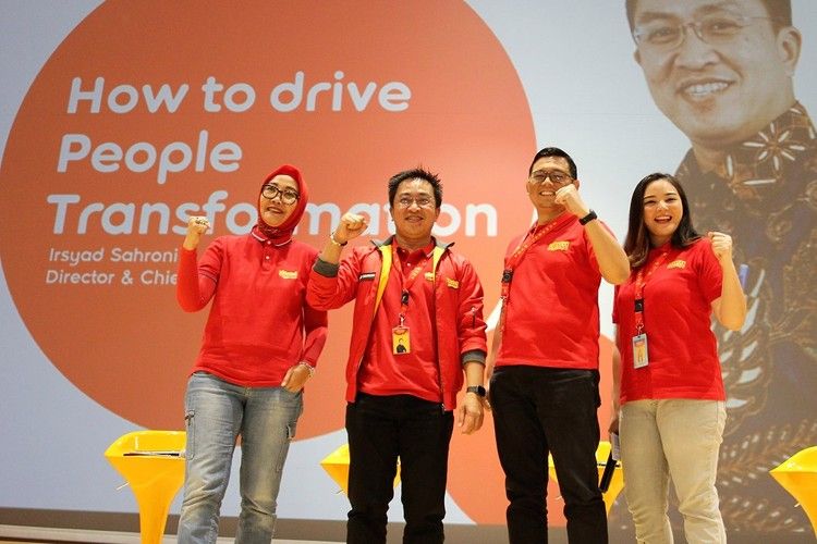  (Kiri ke kanan) Group Head Corporate Communications Indosat Ooredoo, Turina Farouk, Director & Chie