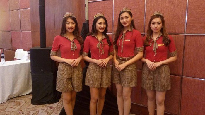 Pramugari VietJet di acara konferensi pers di Hotel Mandarin Oriental, Jakarta Pusat, Selasa (22/8/2017). 