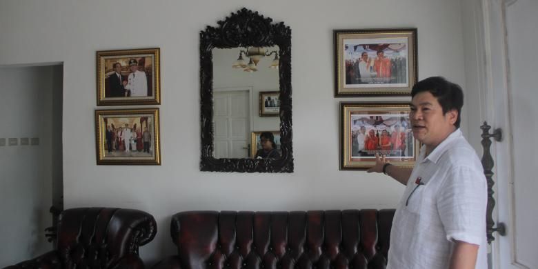 Di dalam rumah Ahok di terpampang bingkai-bingkai foto keluarga Ahok, Basuri, hingga Presiden Joko Widodo