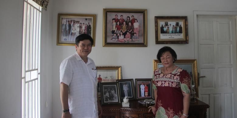 Adik Basuki Tjahja Purnama atau Ahok, Basuri Tjahaja Purnama bersama sang ibunda Ahok, Buniarti Ningsih (70) di kediaman keluarga besarnya