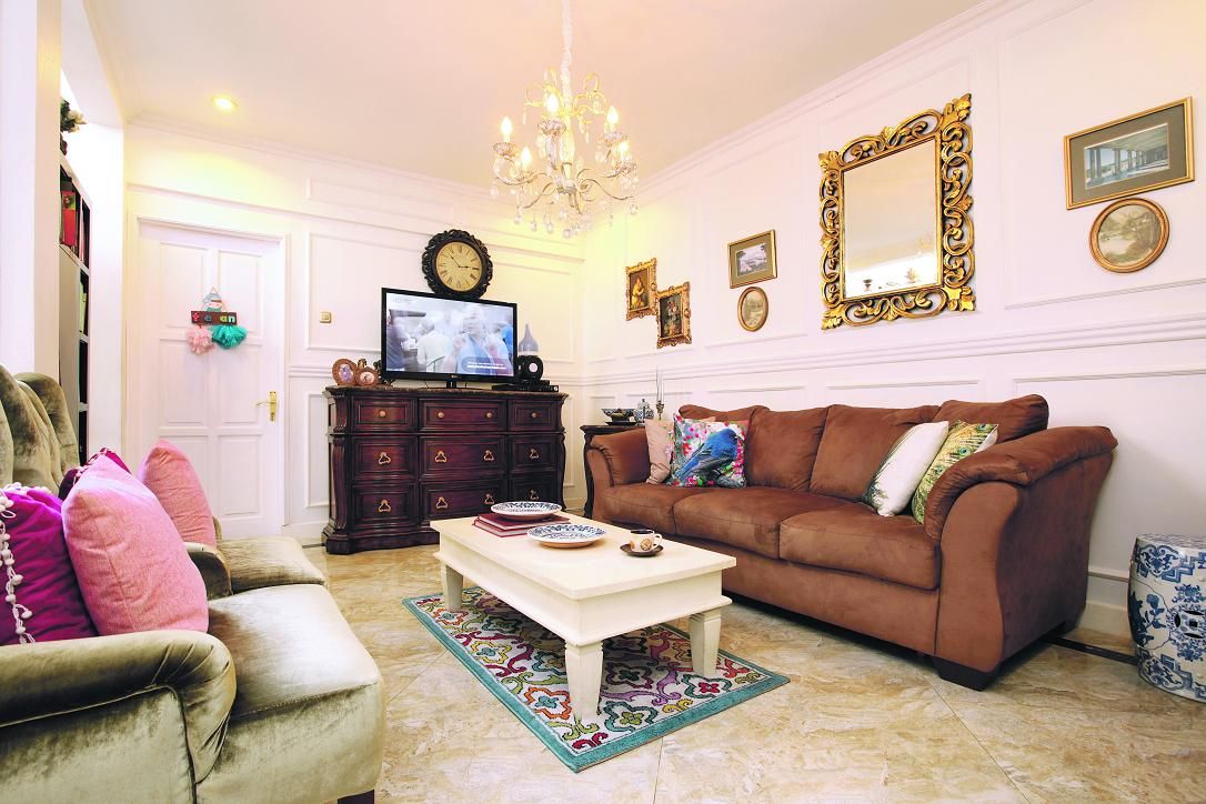Ruang tamu bergaya modern klasik ini kian mewah dengan adanya lis pada dinding.