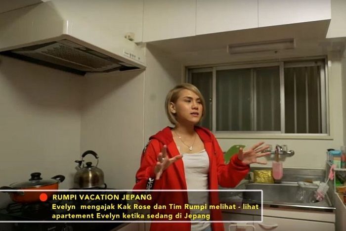 Apartemen Evelin Nada Anjani di Jepang. Isi dapurnya