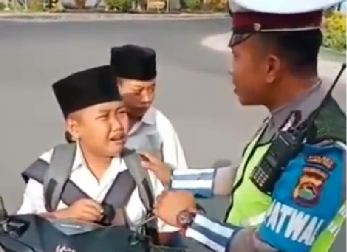 Viral bocah SMP ditilang polisi di Lombok