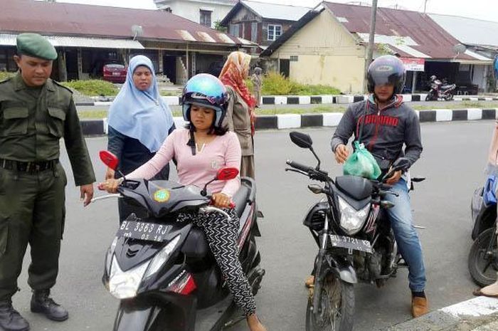 Puluhan wanita terjaring razia di jalan karena posisi membonceng