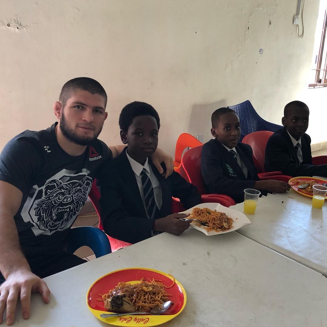 Khabib makan bersama anak-anak Nigeria