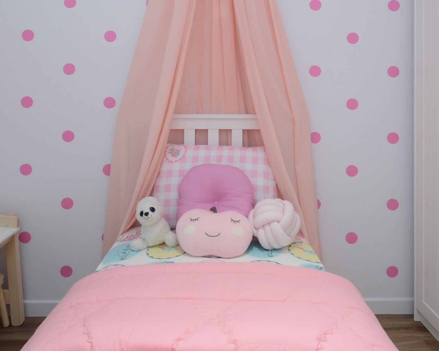 Kesan girly di kamar anak perempuan