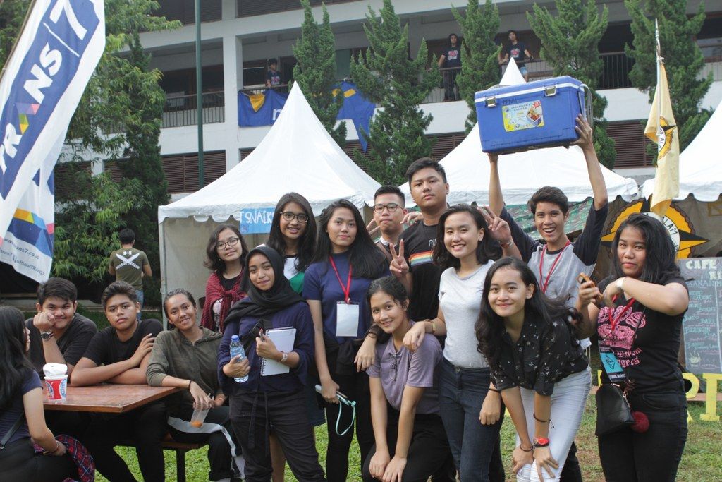 Temen-temen dari SMAN 3 Jakarta ikut berjualan di PL Project