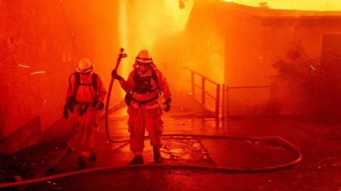 Pemadam kebakaran sedang memadamkan api karena musibah kebakaran hebat di Malibu