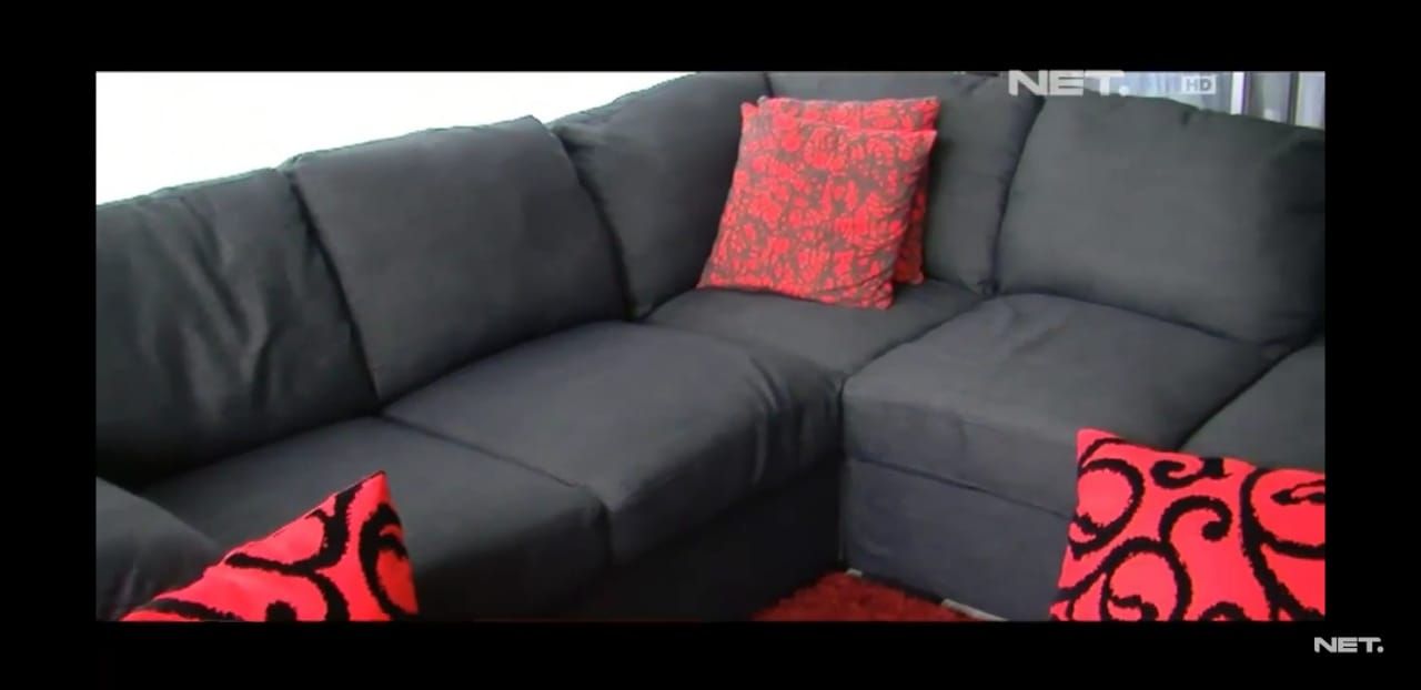 Sofa di ruang keluarga rumah Indra Bekti