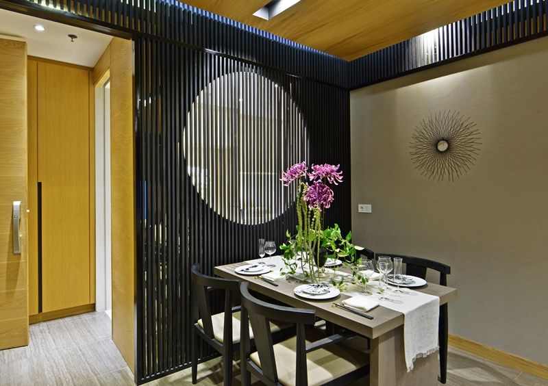 Pemisah ruang makan dan dapur layaknya shoji—layar Jepang berbingkai kayu. 