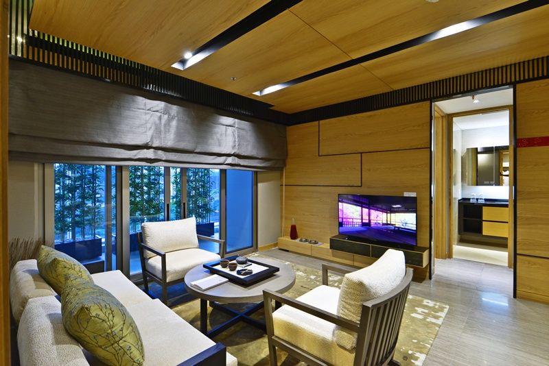 Desain ruang santai memadukan style modern dan tradisional.