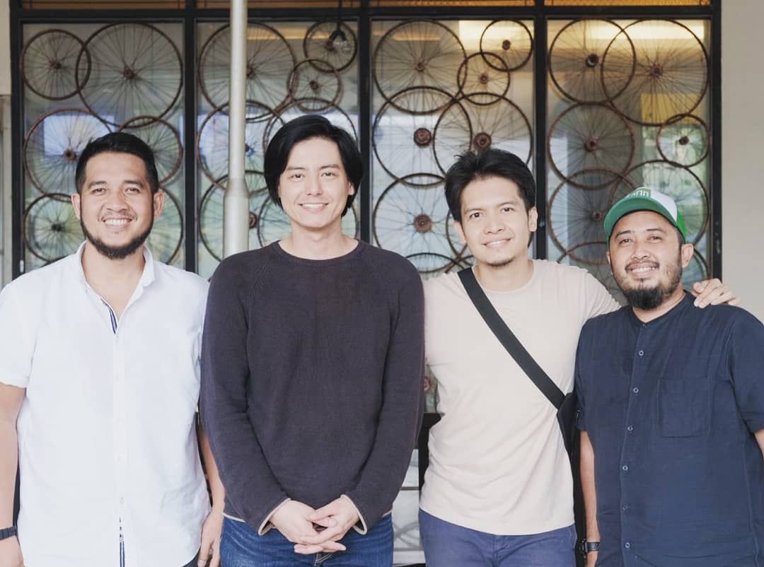 Roger Danuarta mengunggah foto kebersamaannya bersama Dimas Seto dan teman-temannya yang lain. 