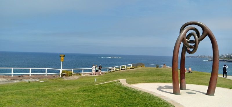 Monumen Peringatan Bom Bali 12 Okt 2002 ada di Pantai Coogee yang berada dekat kawasan Eastlakes.