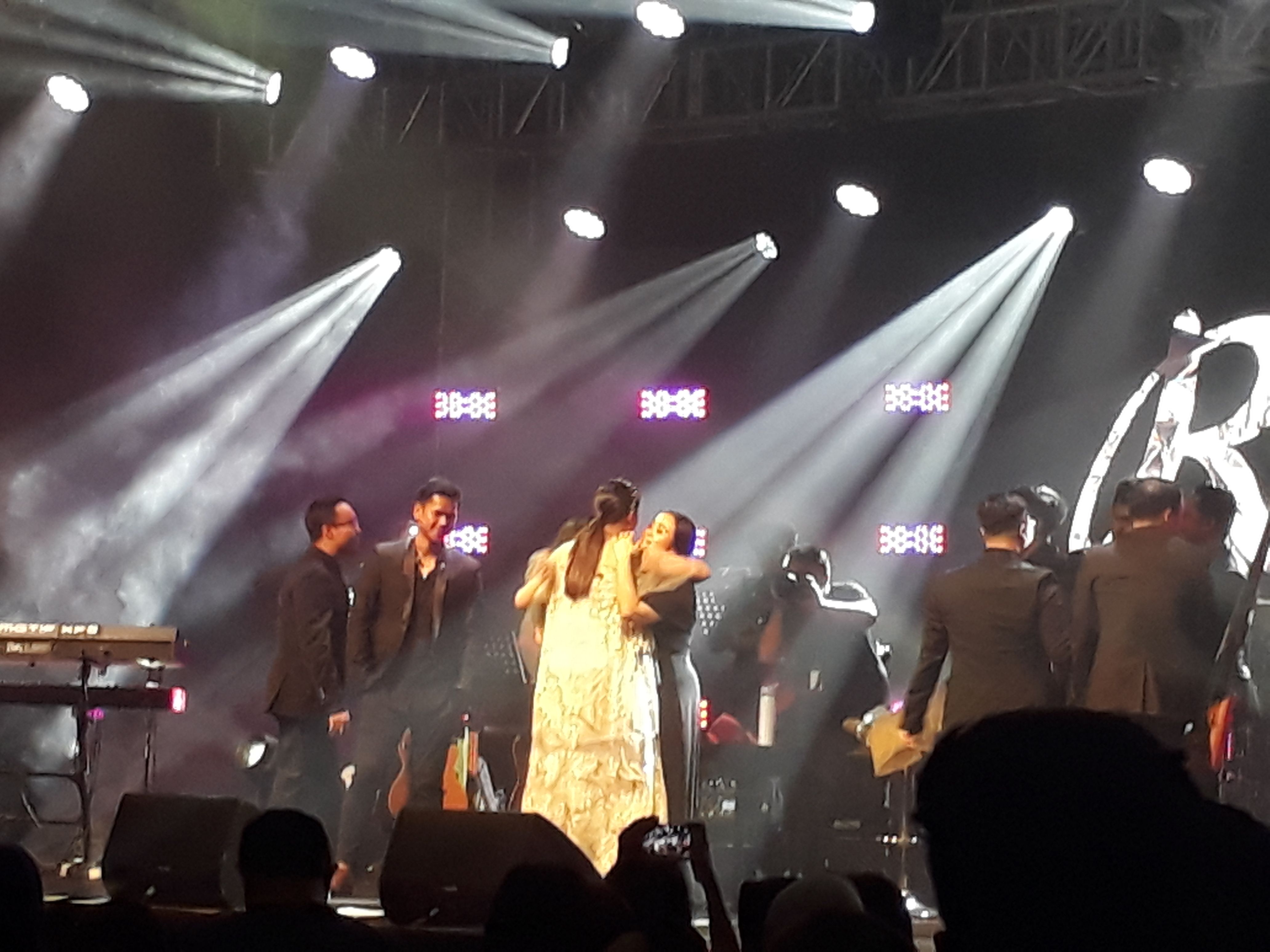  Raisa memeluk seluruh anggota band yang mengiri konser serta salam hormat dari atas panggung, menut