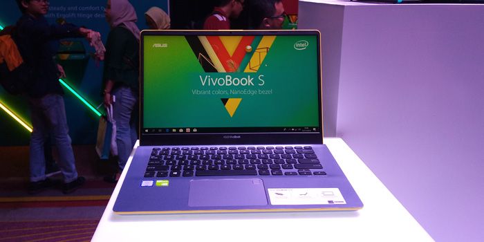 ASUS VivoBook S430 memiliki desain elegan, tipis, ringan, dan berkekuatan besar.