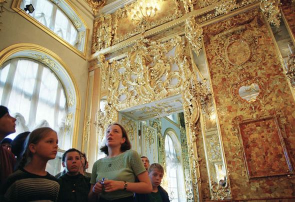 Amber Room yang dipulihkan di Catherine's Palace