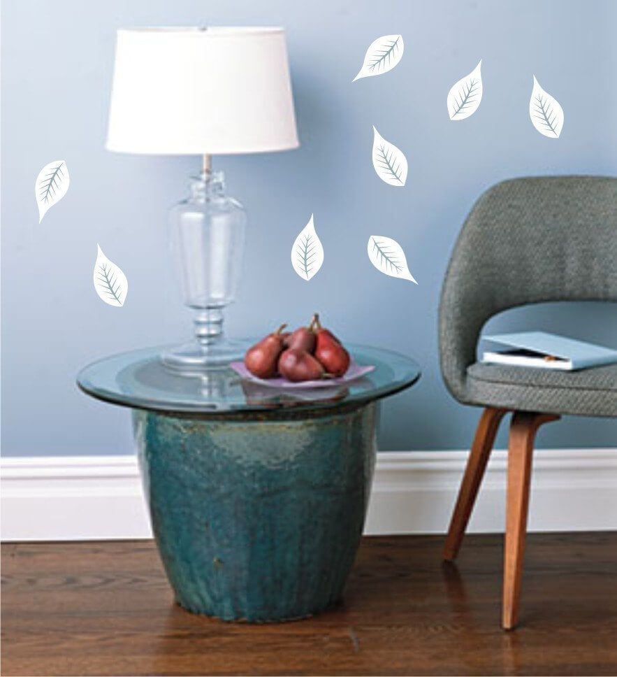 Wallpaper daun dengan warna biru lembut ini bisa membuat ruangan menjadi lebih segar dan tenang