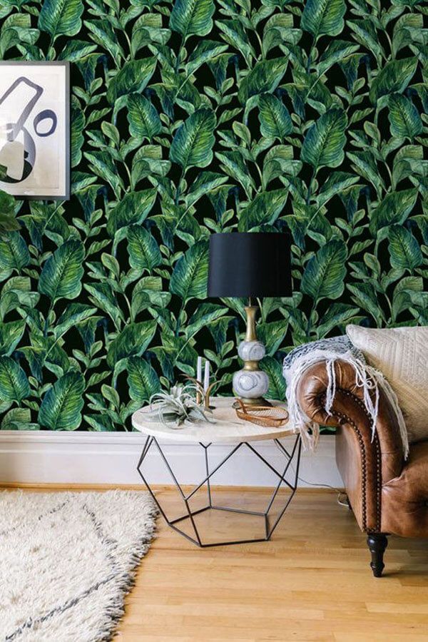 Wallpaper tema dedaunan ini membuat ruangan menjadi lebih hijau dan sejuk