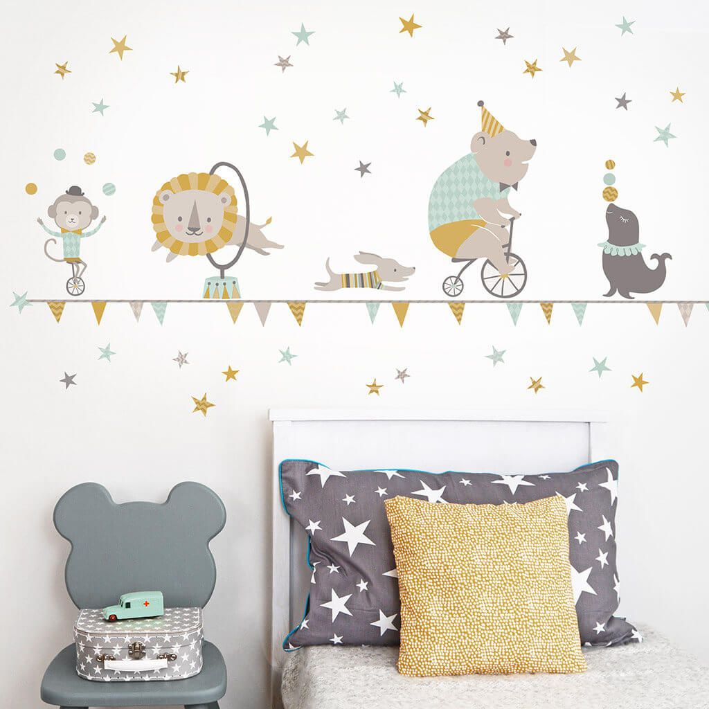 Wallpaper tema sirkus yang berisi hewan hewan lucu ini cocok untuk kamar anak