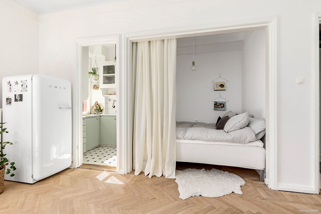Tirai bisa membuat kamar tidur di apartemen tipe studio lebih tertutup