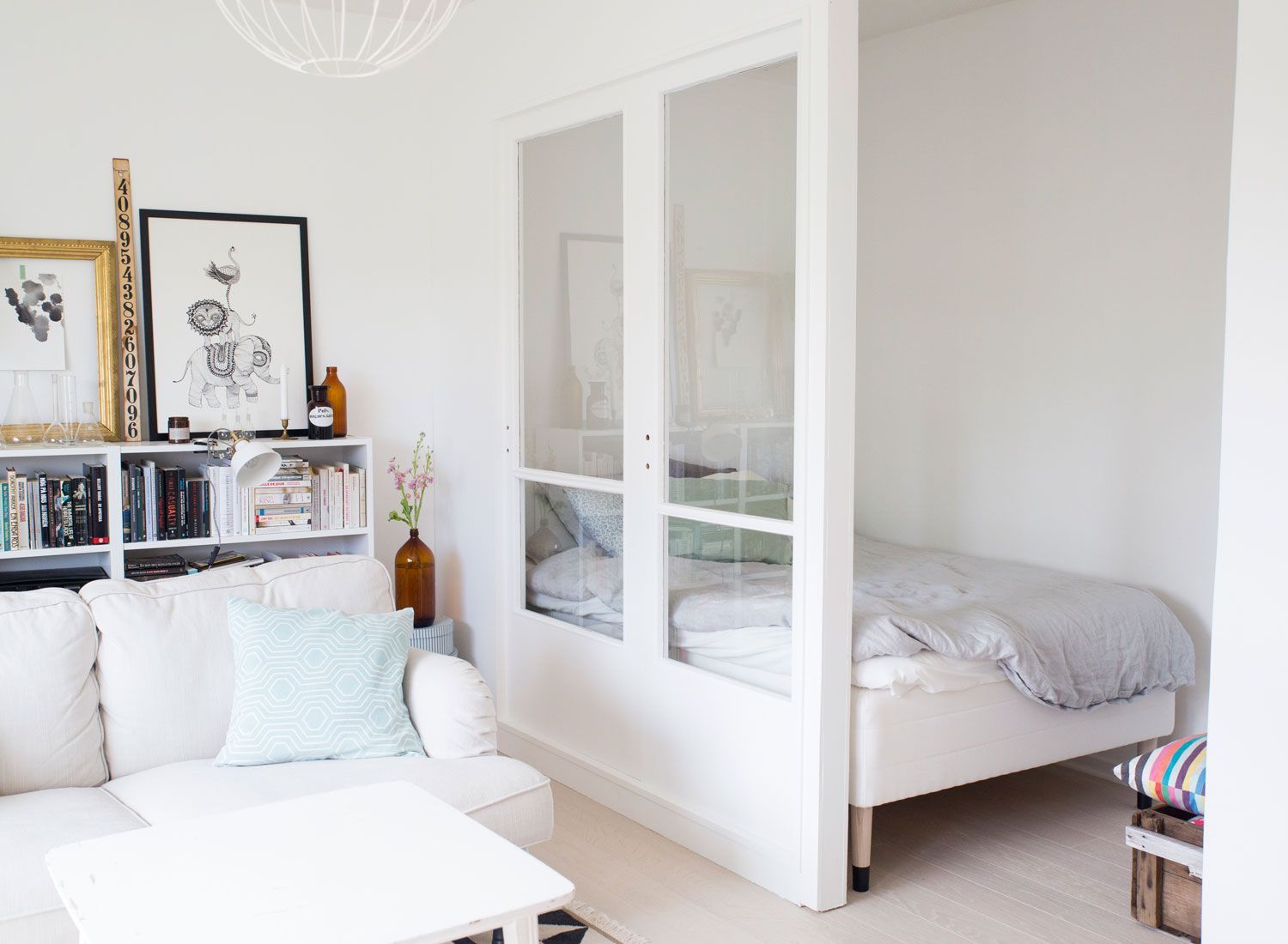Sekat pintu kaca bisa membuat kamar tidur lebih terjaga privasinya