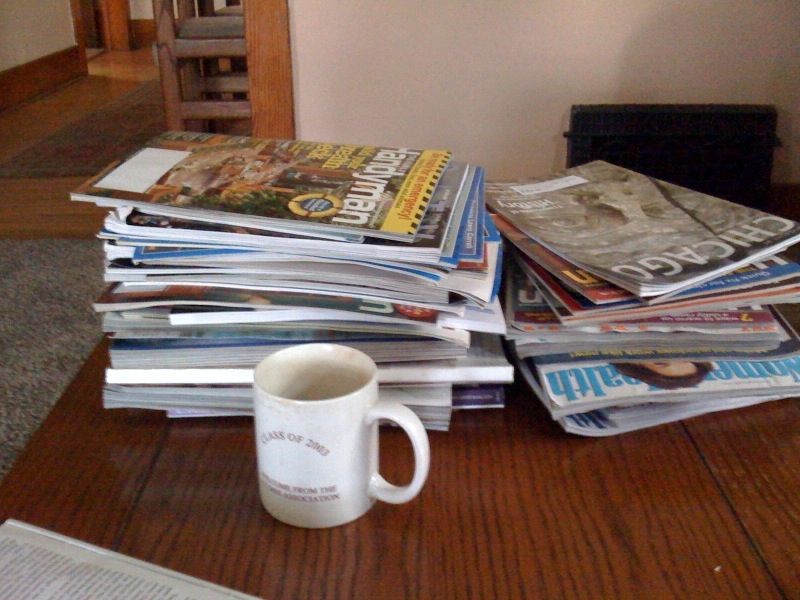 Tumpukan majalah di meja atau tumpukan barang lainnya di sudut bisa membuat stress