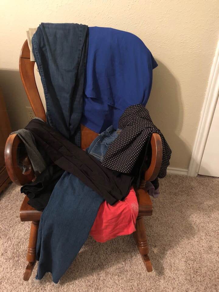 Tumpukan baju di atas kursi