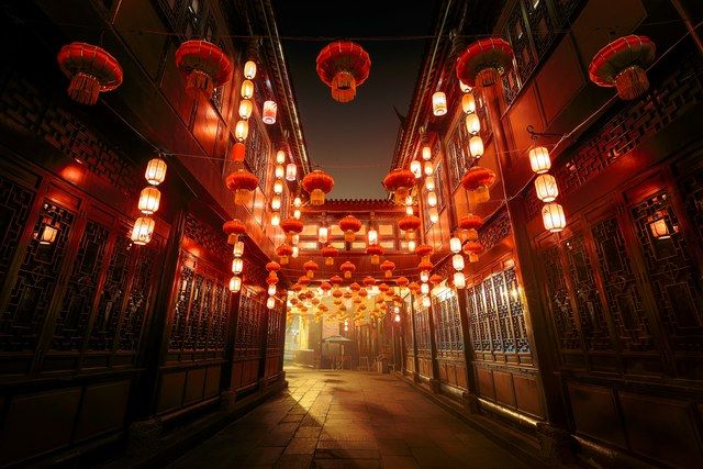 Jalan di daerah Chengdu ini jadi salah satu yang terbaik karena lampionnya