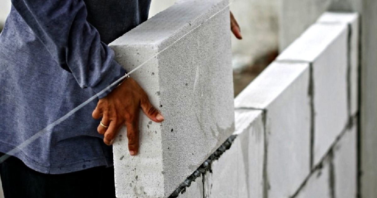 Pemasangan beton ringan tidak diperlukan plesteran yang tebal, umumnya ditentukan hanya 2,5cm saja