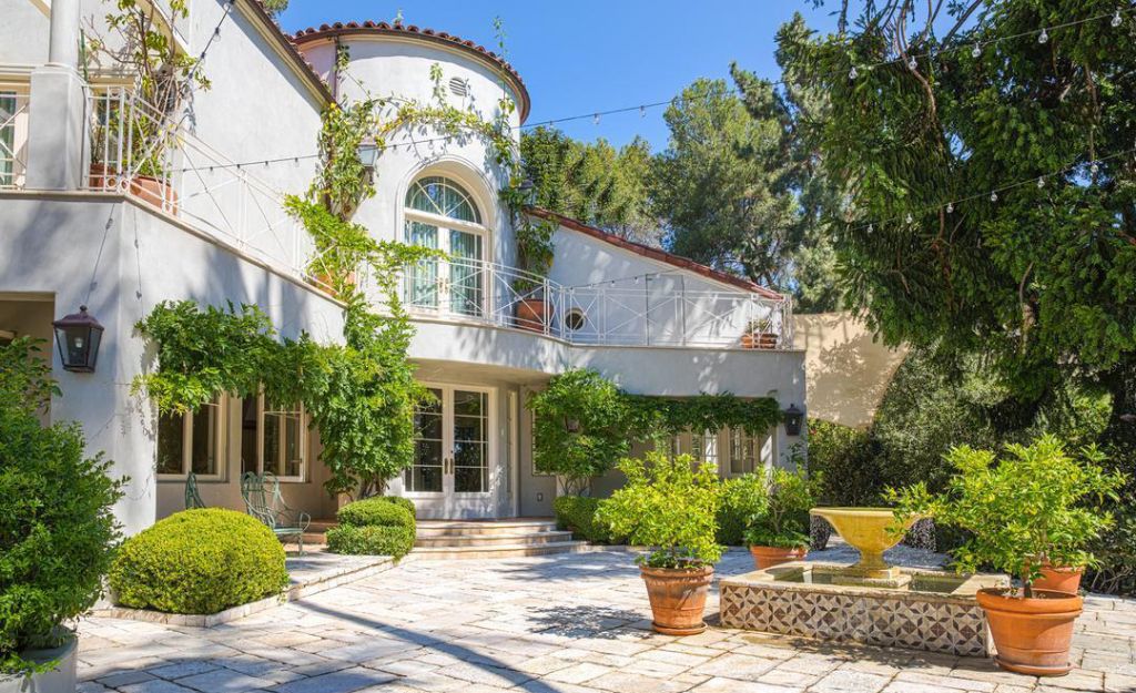 Rumah Katy Perry yang bergaya mediterania di Hollywood Hills
