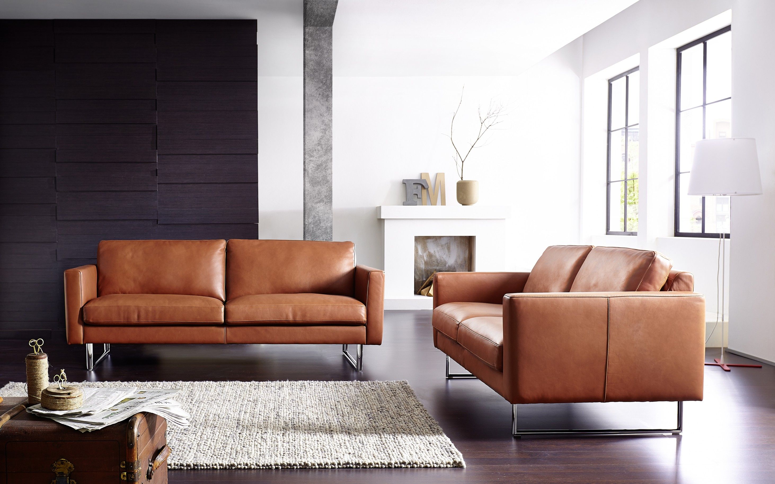 Gunakan kemoceng dan lap basah berbahan katun yang lembut untuk membersihkan debu dan kotoran yang menempel pada kulit sofa. 