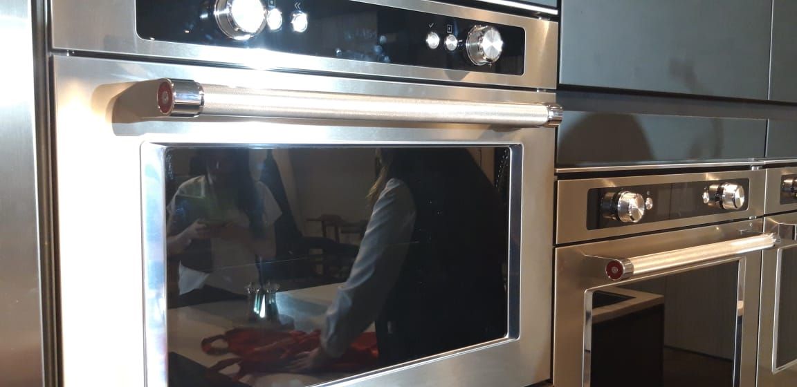 Perlengkapan Chef Touch berupa oven yang dilengkapi dengan microwave serta vakum