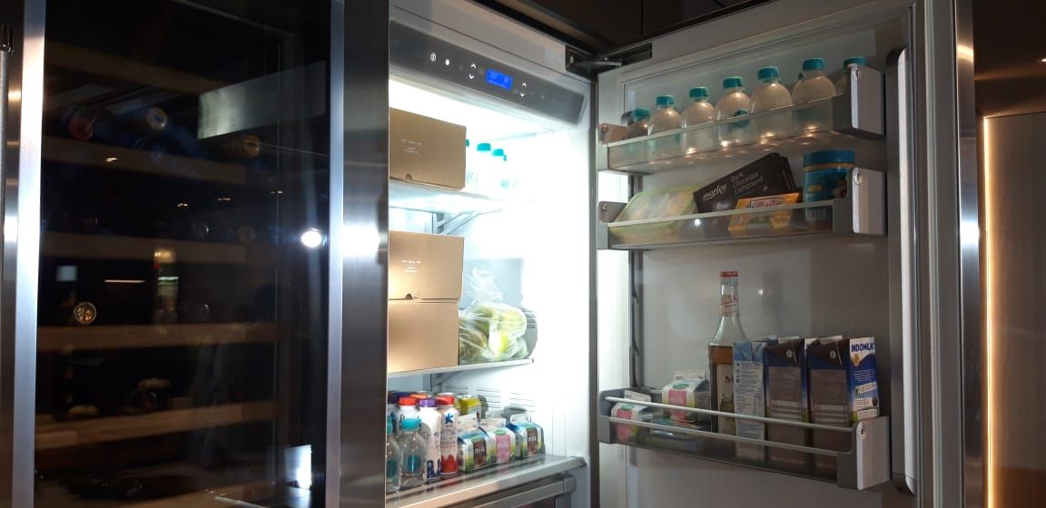 Kulkas yang dilengkapi dengan wine storage dari KitchenAid