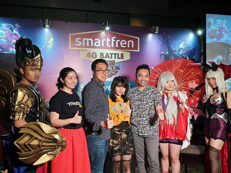 Peluncuran "Smartfren 4G Battle oleh Diana Tjong, Chief Marketing Officer Yamisok (kedua dari kiri), Roberto Saputra, Chief Brand Officer Smartfren, Sarah Viloid, gamers dan content creator, serta Febrian Annas, Mobile Entertaintment Dept Head Smartfren (29/11/2018)