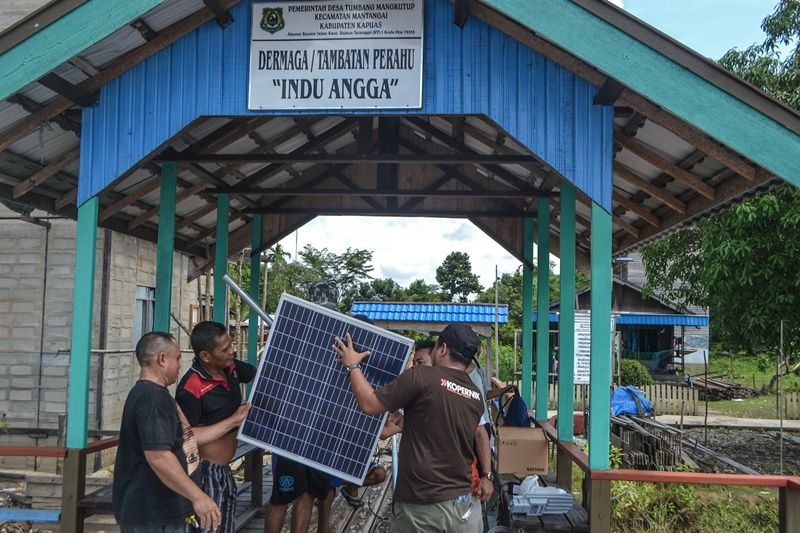 Pendistribusian 500 Philips Solar Lighting Systems ke 5 desa dan 3 dusun di Kalimantan Tengah.