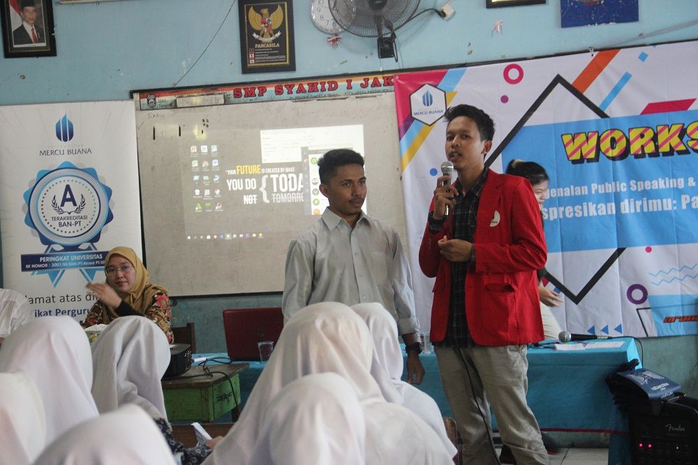  Belajar Public Speaking dan Social Media Management