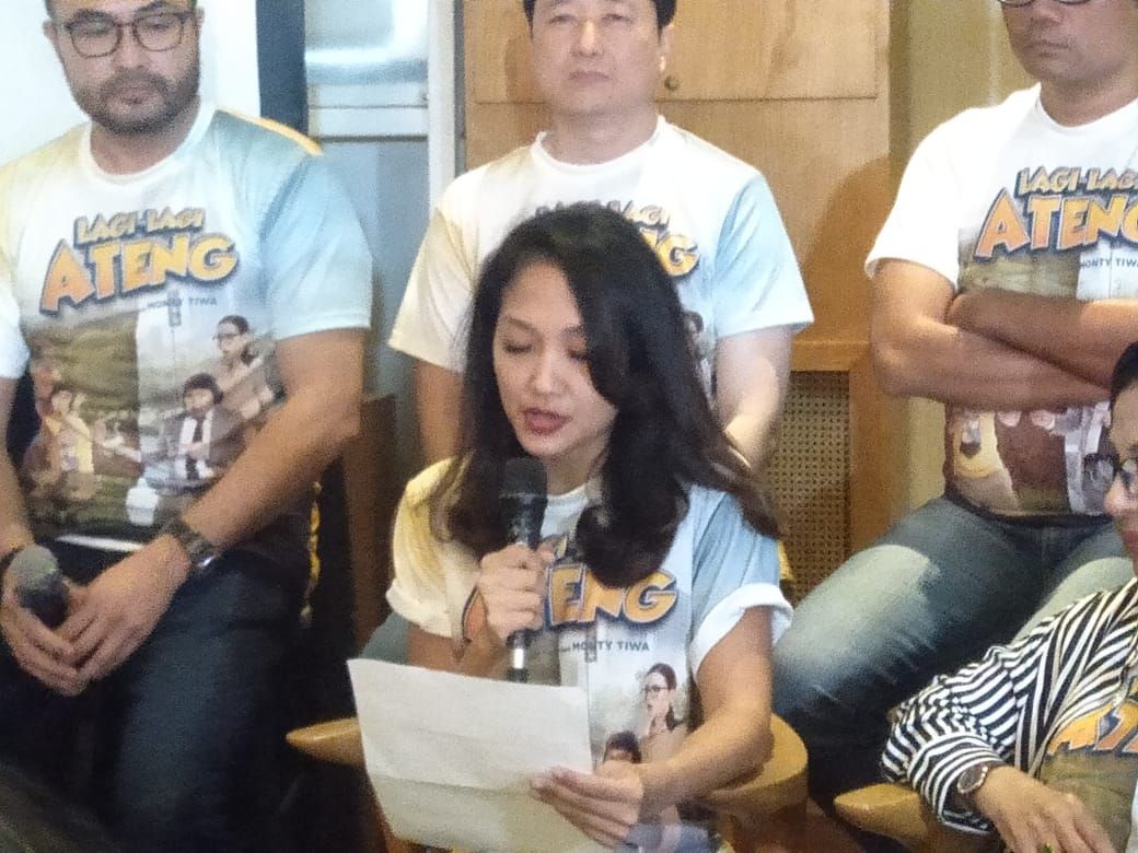 Adriana Bustami membacakan surat dari Augie Fantinus di kawasan Kemang, Jakarta Selatan, Senin (3/12