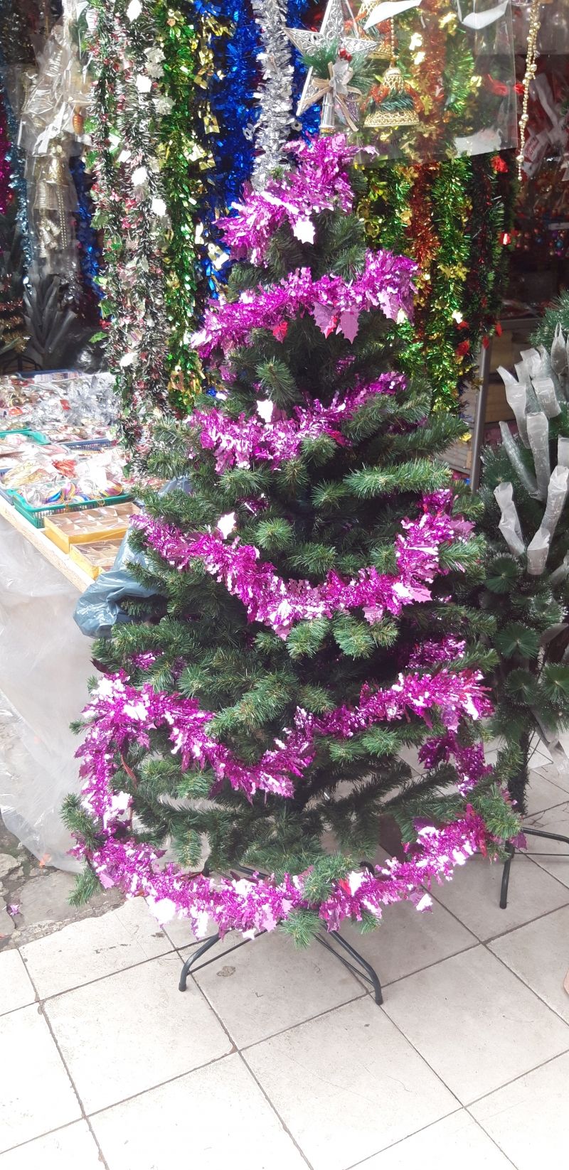 Berburu pohon Natal di Pasar Asemka